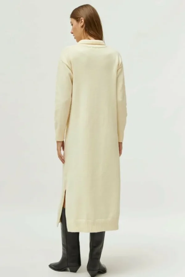 vestido_midi_de_punto_con_3-1.webp Vestido midi de punto con cuello polo blanco-COMPAÑIAFANTASTICA Outlet