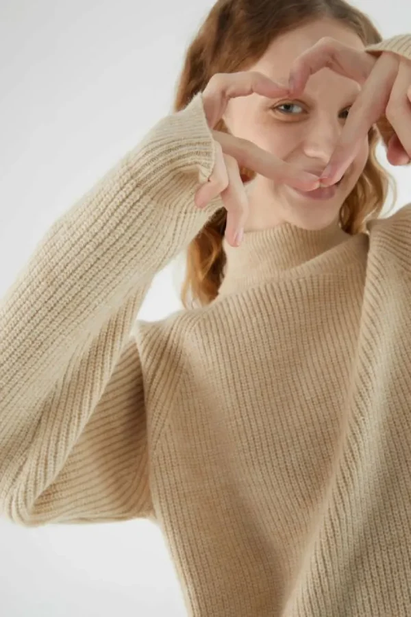 vestido_midi_de_punto_con_3.webp Vestido midi de punto con cuello vuelto beige-COMPAÑIAFANTASTICA Online
