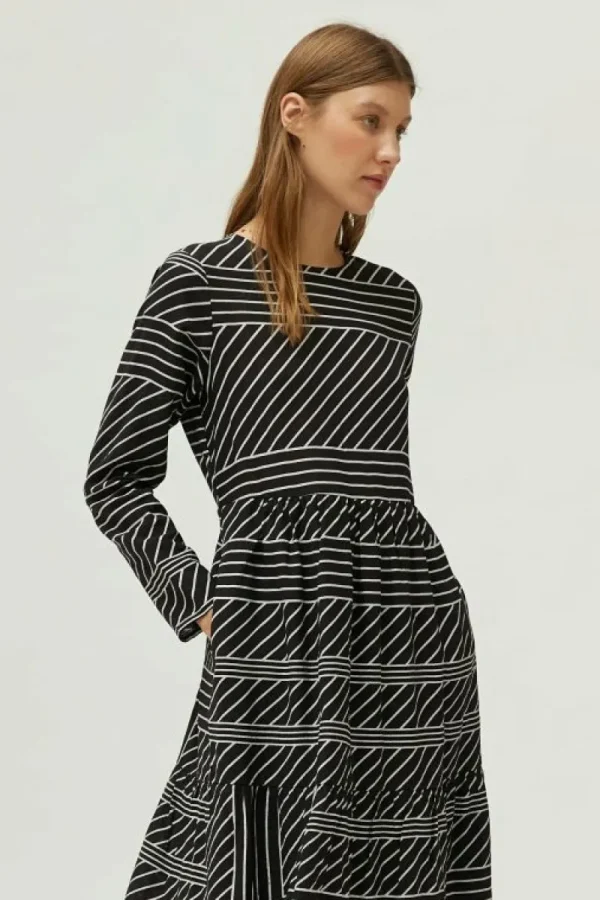 vestido_midi_estampado_de_2.webp Vestido midi estampado de rayas negro-COMPAÑIAFANTASTICA Discount