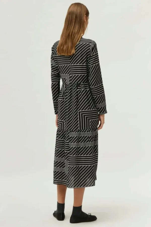 vestido_midi_estampado_de_3.webp Vestido midi estampado de rayas negro-COMPAÑIAFANTASTICA Discount